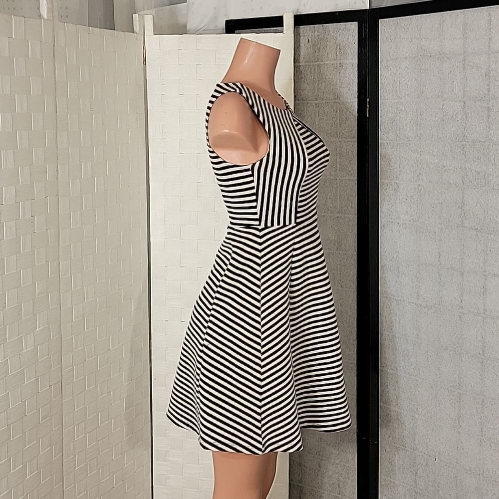 ATTENTION STRIPE SLEEVELESS ROUNDNECK MINI DRESS - Picture 4 of 12